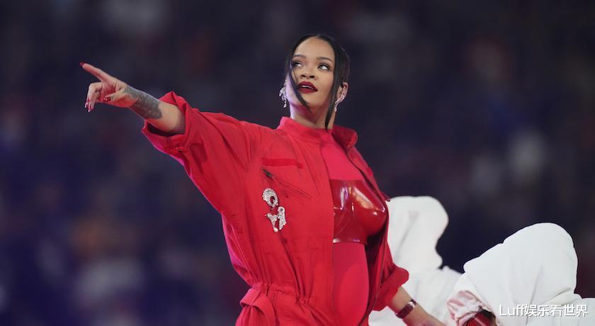 蕾哈娜|蕾哈娜甜蜜牵手男友抱儿子登封面,火辣时装最美辣妈