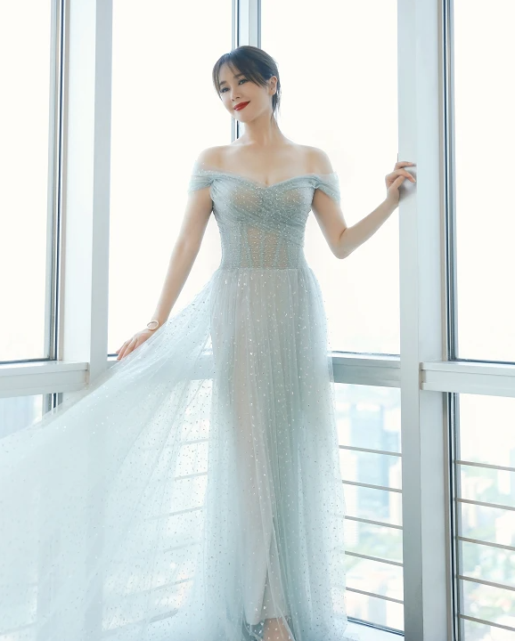 左小青|被称赞是“氧气少女”的左小青,兼具性感与文艺,美得大气自然