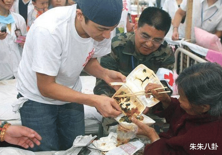 刘德华|60岁刘德华穿一身奢侈品!胸肌鼓起全身紧实,身上一件外套近2万
