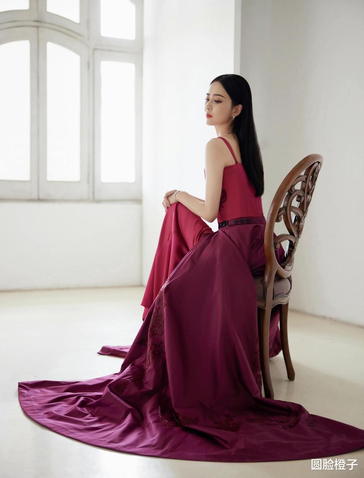 佟丽娅|佟丽娅身形好挺拔,一身玫红色礼服裙靓丽明艳,一头黑发宛如瀑布