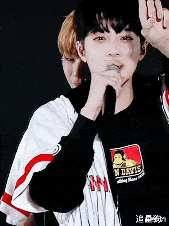 00后|得帅成啥样!00后爱豆出街,粉丝直呼:看到他再也看不到别人的脸