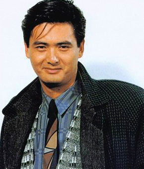 明星|助理跪地举话筒，跪地帮明星穿鞋，片酬上亿，明星不需要大家心疼