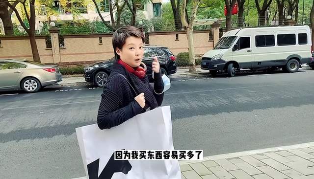 袁立|袁立在上海吃路边摊！大口嗦粉与路人搭讪聊天，上班背超大包无人识