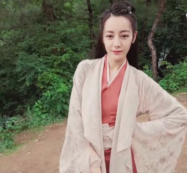 迪丽热巴|《恰似故人归》断更的日子，热巴分享Vlog，任嘉伦片场串戏周生辰