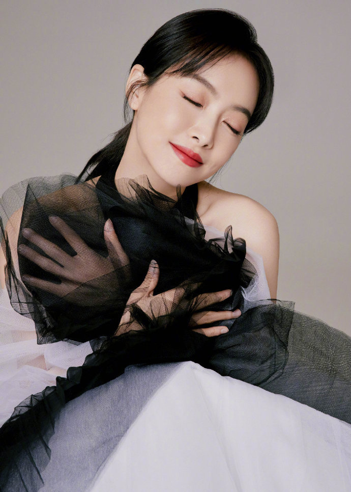 宋茜|宋茜一袭黑白纱裙，优雅知性，月华君的气质彰显无疑。
