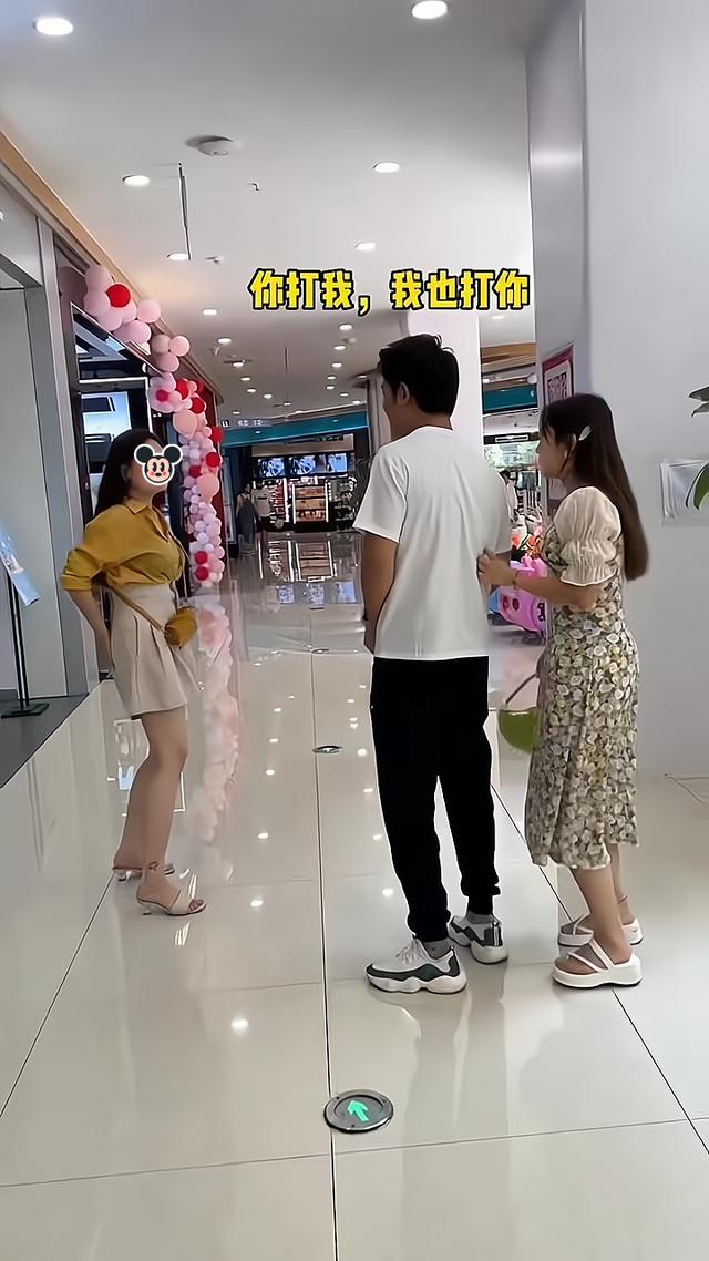 男子在商场被陌生女子拍打臀部,他下意识还手,激怒在旁边的女友