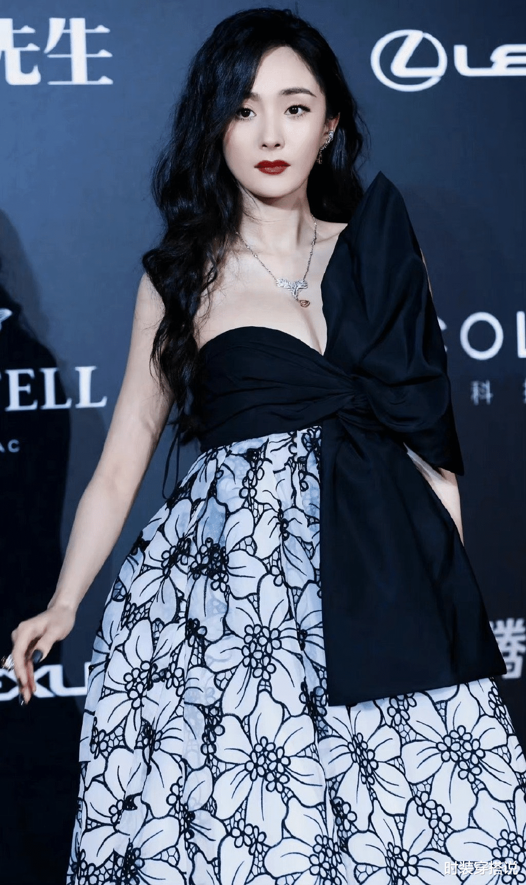 杨幂|杨幂真大方!穿抹胸长裙高调登台,硕大的蝴蝶结遮不住傲人事业线