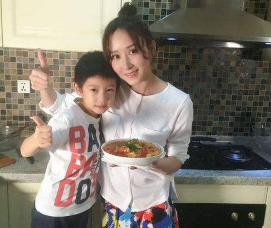 胡静|为不和妻子分房睡，50亿身价老公切除扁桃体，胡静爱了3年才肯嫁