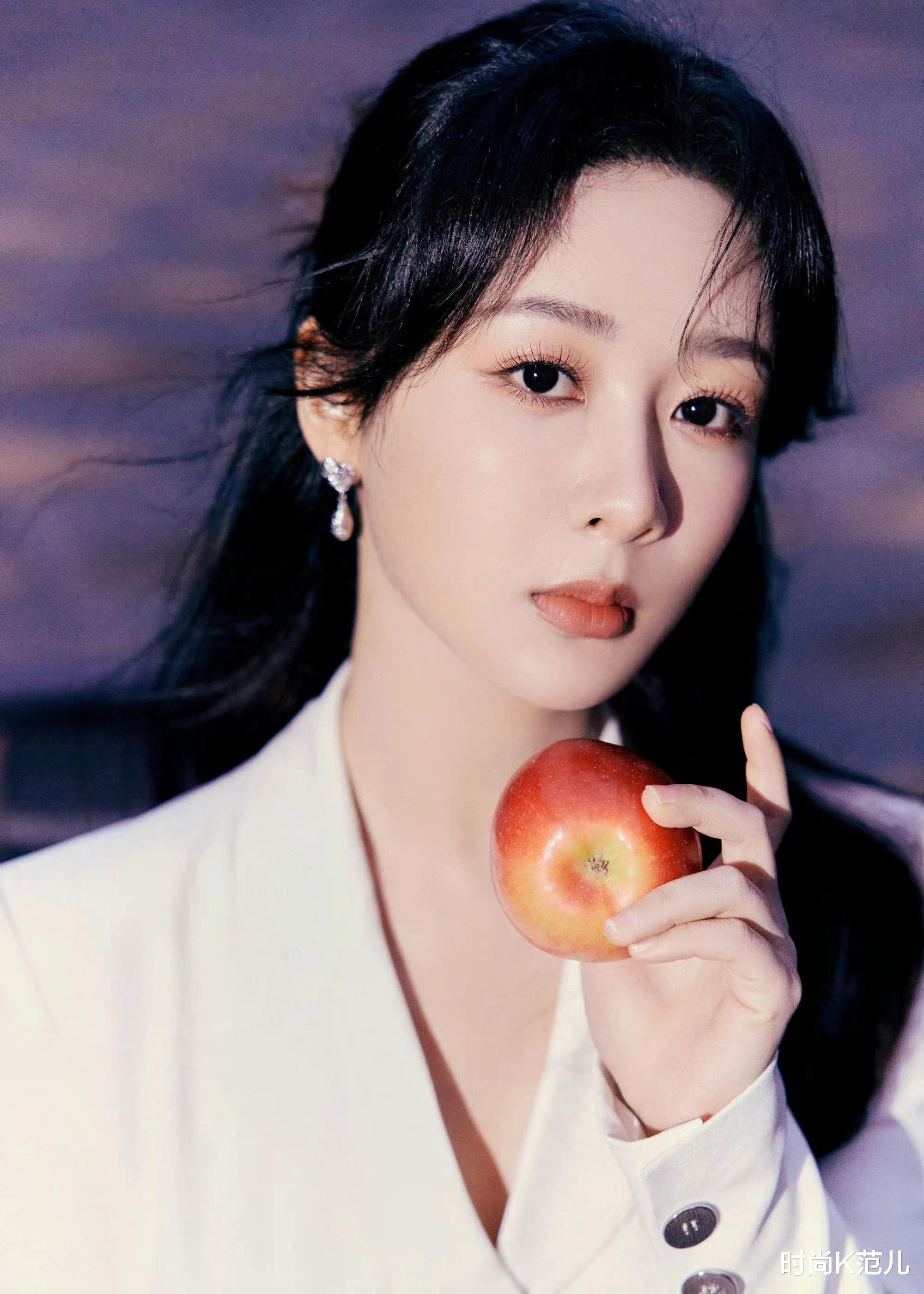 绽妍 杨紫终于换发型，及腰长发更显气质，穿白色套装优雅又大方