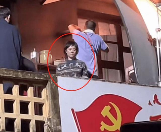 邓超孙俪夫妇拍戏被网友偶遇,超哥短裤配拖鞋,丝毫没有偶像包袱