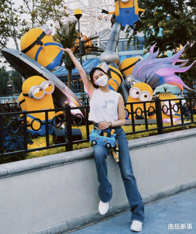 江疏影|江疏影戴31万手镯游玩！穿背心大秀性感身材，兴奋蹦跳少女心十足