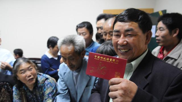 退休时忘了交“这份材料”,以后每年或少领8640元,不知道会很吃亏