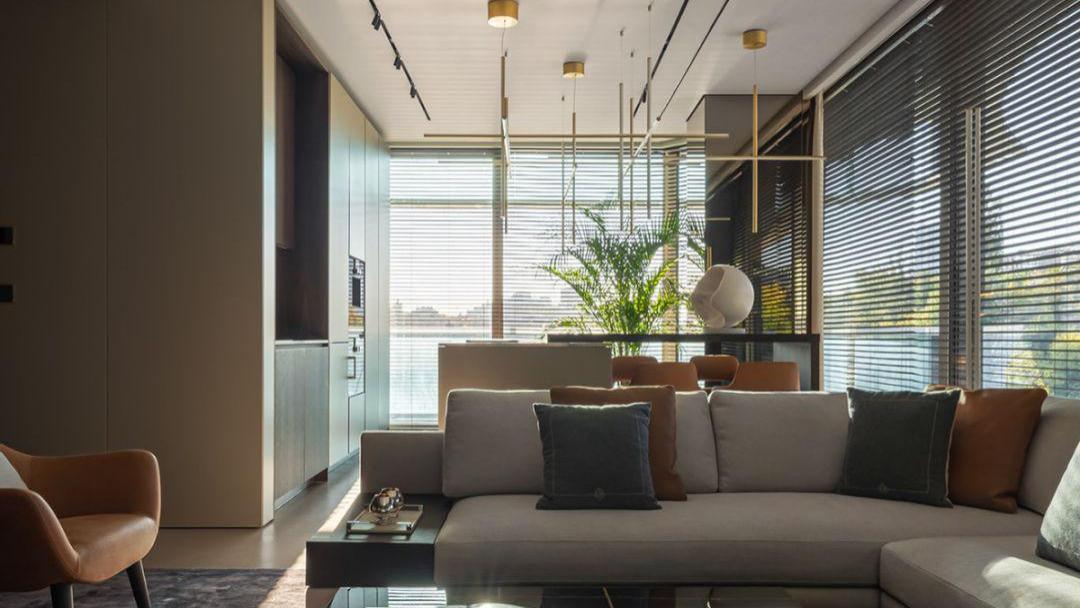 190㎡的家不算豪华，但一进玄关就把我迷住，木饰面上墙确实高级