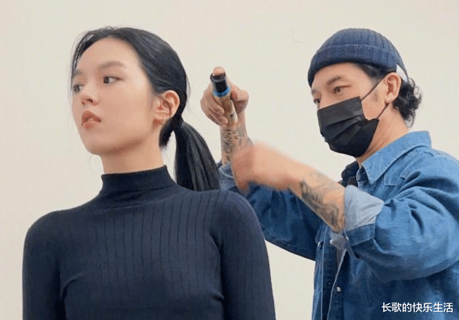 李咏|李咏的女儿更新动态,配上三个模特走秀的表情包,看起来心情不错