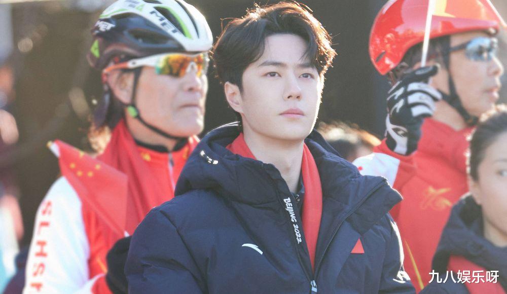 王一博|王一博进组多日，粉丝又开始全网搜人，隔空喊话：剧组吃孩子