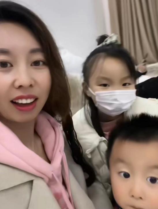 许敏|郭威罕见“发怒”,一家四口赴宴尽显温馨,网友:四人去,三人归