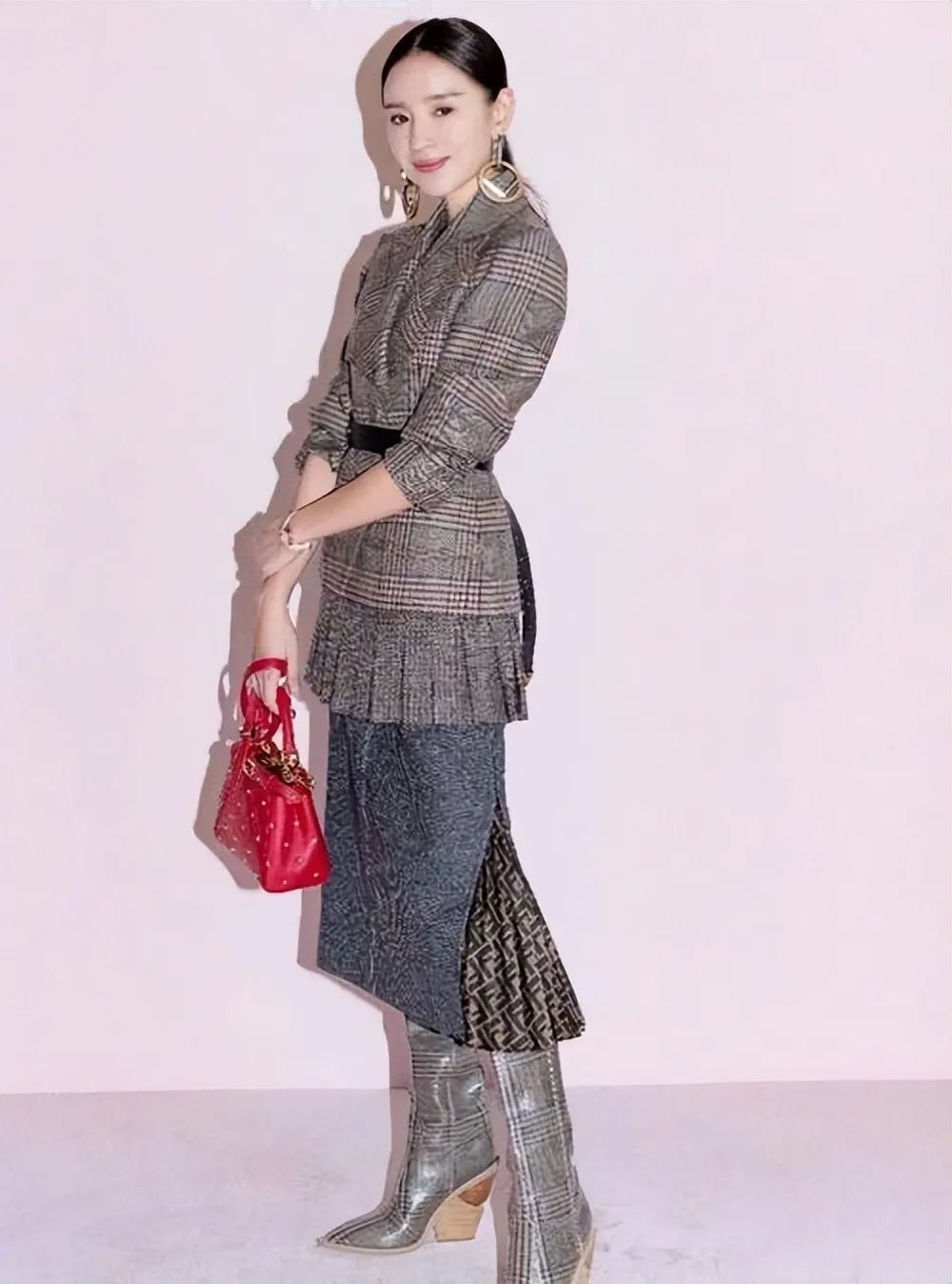 董洁|42岁董洁同框秦岚,一个老气横秋一个温柔可人,女人还是胖点好