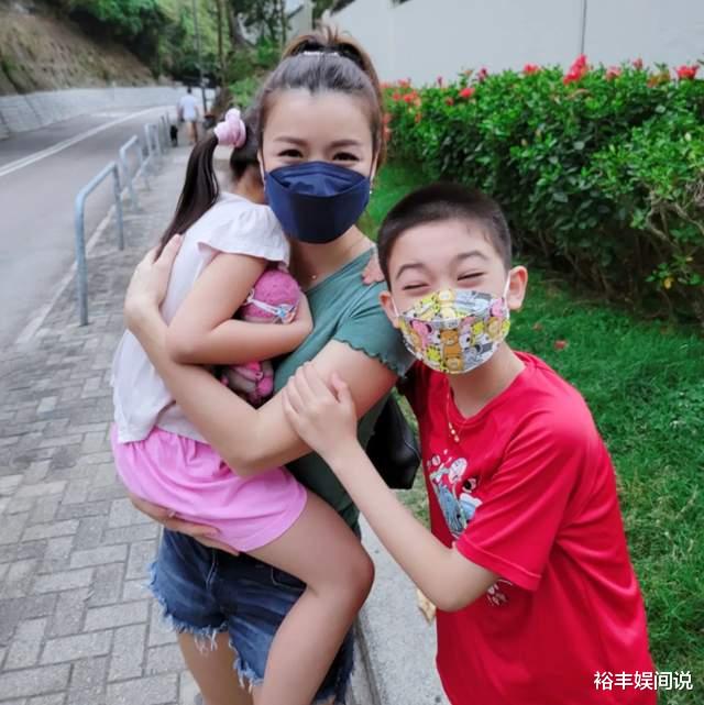 肖战|陈豪一家外出散步!陈茵媺穿热裤打扮性感,40岁仍散发少女气息