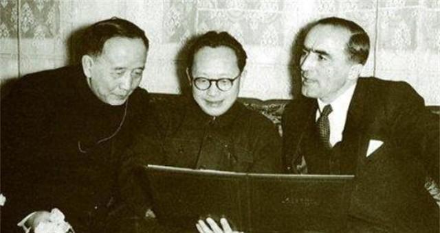 耳机|1996年 钱伟长参观华为 告诫任正非：别向外国人低头！