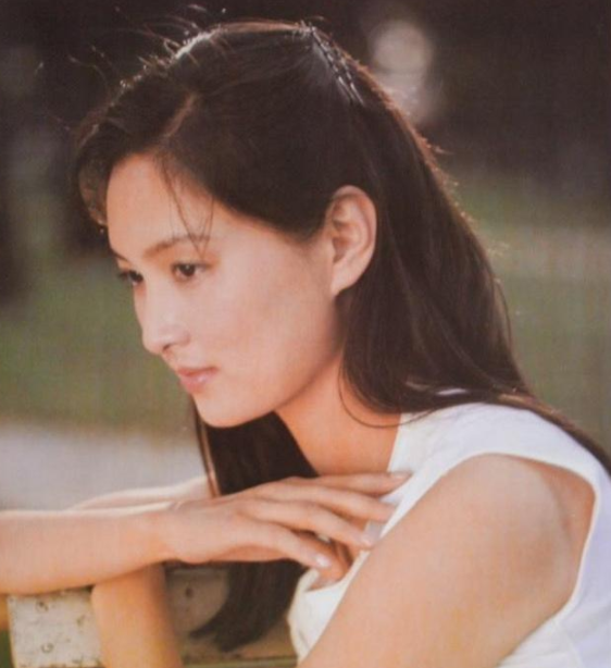 殷亭如|殷亭如本能比肩陈冲却选择出国，丈夫离去独自养大女儿客死他乡