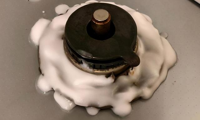 厨房油污重怎么办?教你正确清洁方法,不脏手也不受累,真省事!