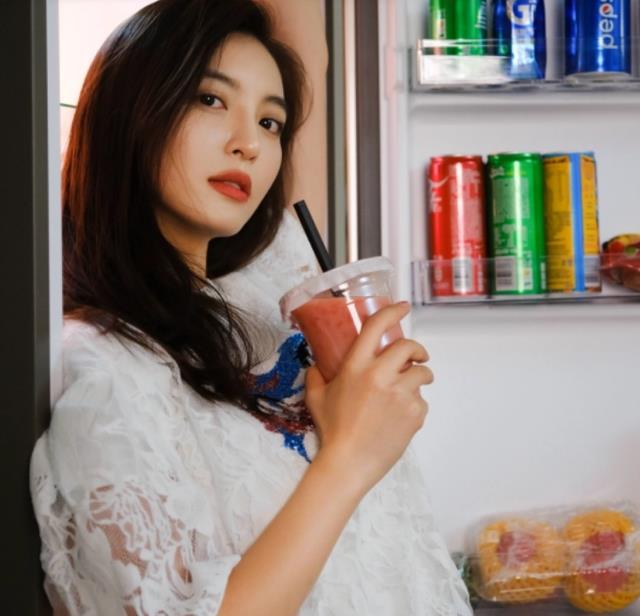 刘恺威|48岁刘恺威被曝新恋情，对方是已婚女演员，两人牵手外出被拍照