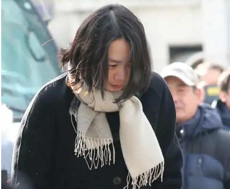 纪实“恶魔千金”赵显娥：虐待佣人家暴丈夫，因一袋坚果逼停飞机
