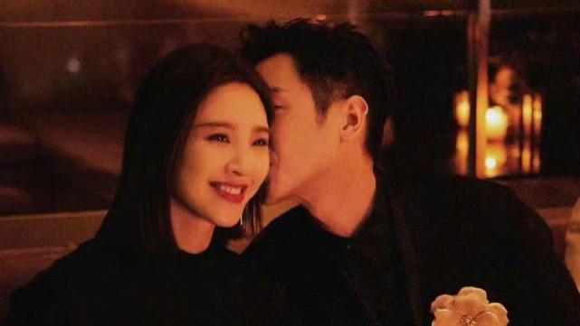 运动鞋|张若昀唐艺昕夫妇同框，贴面耳语显羡煞旁人，穿情侣装显夫妻相