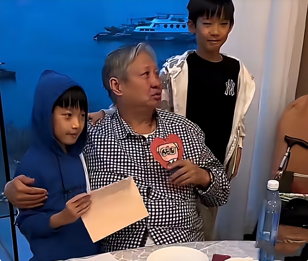 洪金宝|高丽虹罕见出镜,身材苗条难掩气质,与老公洪金宝同框像两代人