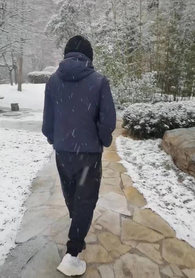 徐克|潘长江雪中漫步,六十四岁直播带货翻车,何时能走出雾霾呢