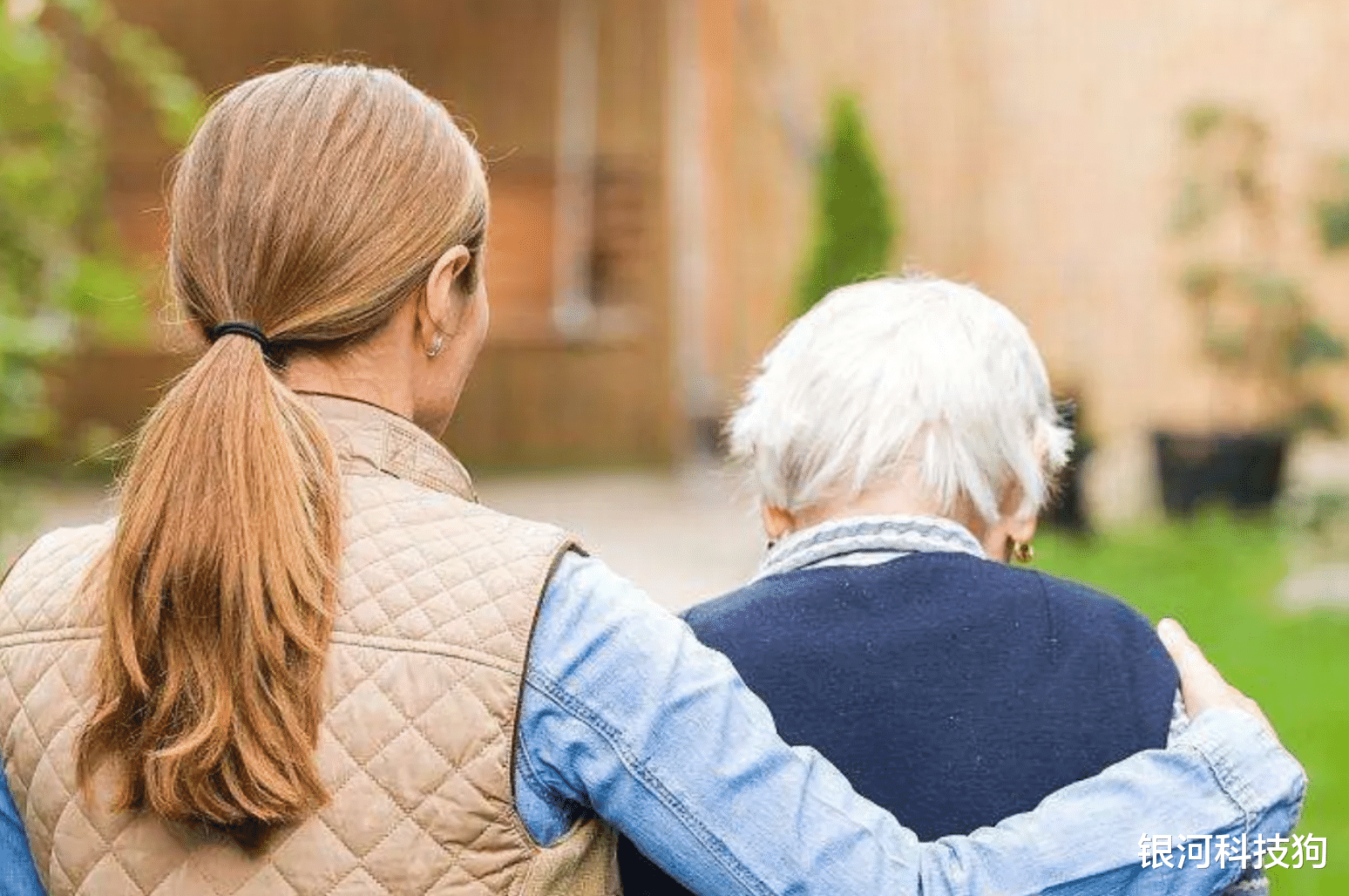 为何一些上年纪的人身上,会有腐烂的味道?“老人味”咋回事?