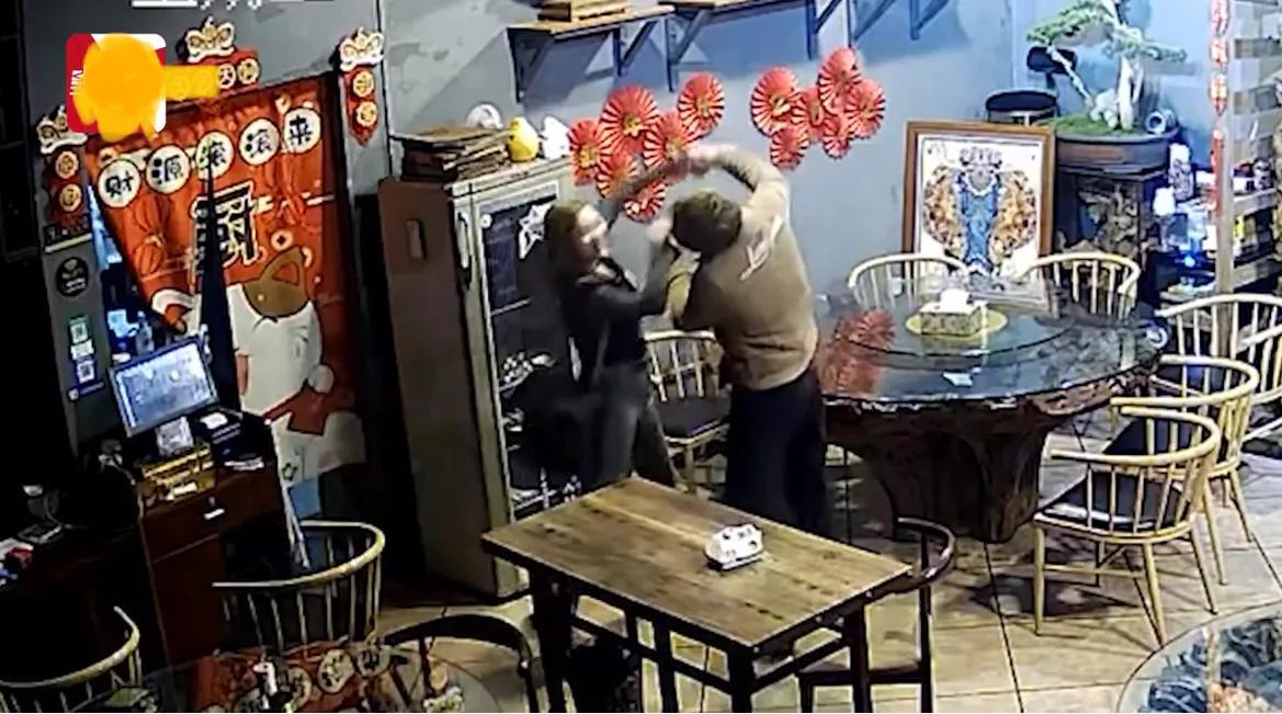 |小夫妻凌晨2点关饭馆，突然兴起搂着腰跳舞，网友：又相信爱情了