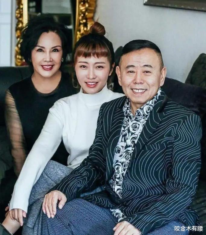 亚马逊|65岁潘长江在家生火烤全羊，神采奕奕精神头饱满，表情搞怪又幽默