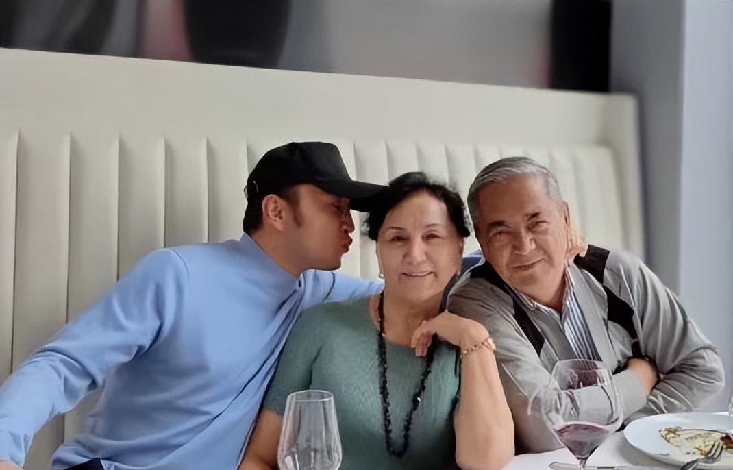 尼格买提|央视主持人尼格买提30岁结婚, 婚后9年无儿无女, 成父母最大遗憾