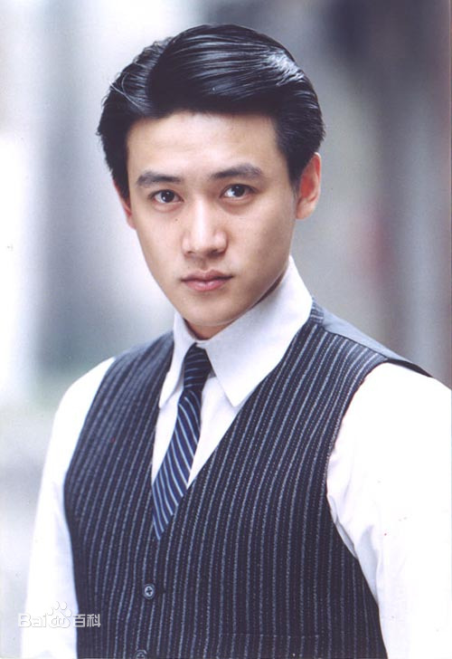 陆毅|陆毅鲍蕾夫妇坐高铁二人同时脚踩别人座位,不是一家人不进一家门