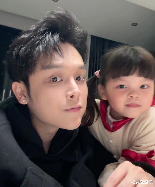 韩安冉|兜儿首晒女儿证件照,与小猪妹成鲜明对比,网友:韩安冉赢麻了