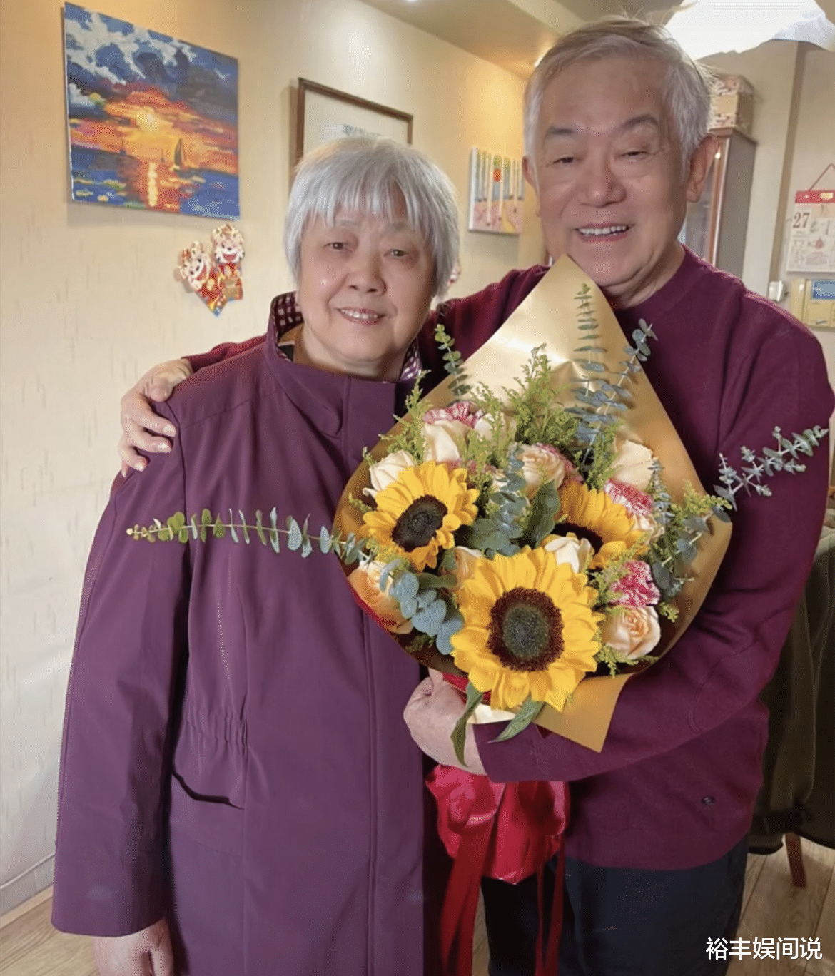 |80岁老戏骨高明现身街头撸串！满头银发精神好，大口吃鸡爪胃口棒