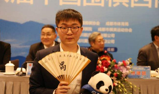 杨鼎新|杨鼎新全盘压制对手三夺冠！