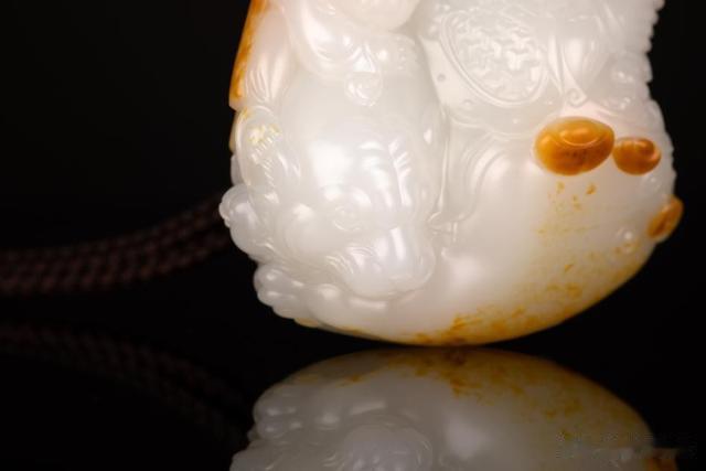 |红皮白肉 洒金皮 和田籽料 生财有道 苏工玉雕大师之作
