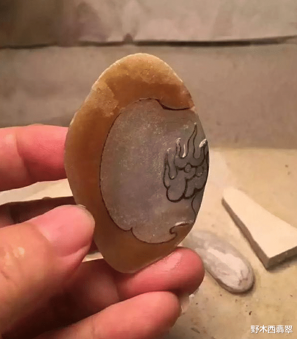 雕刻|种色俱佳的一块黄翡，拿去精心雕刻一番之后，老婆乐得眼睛都快睁不开了