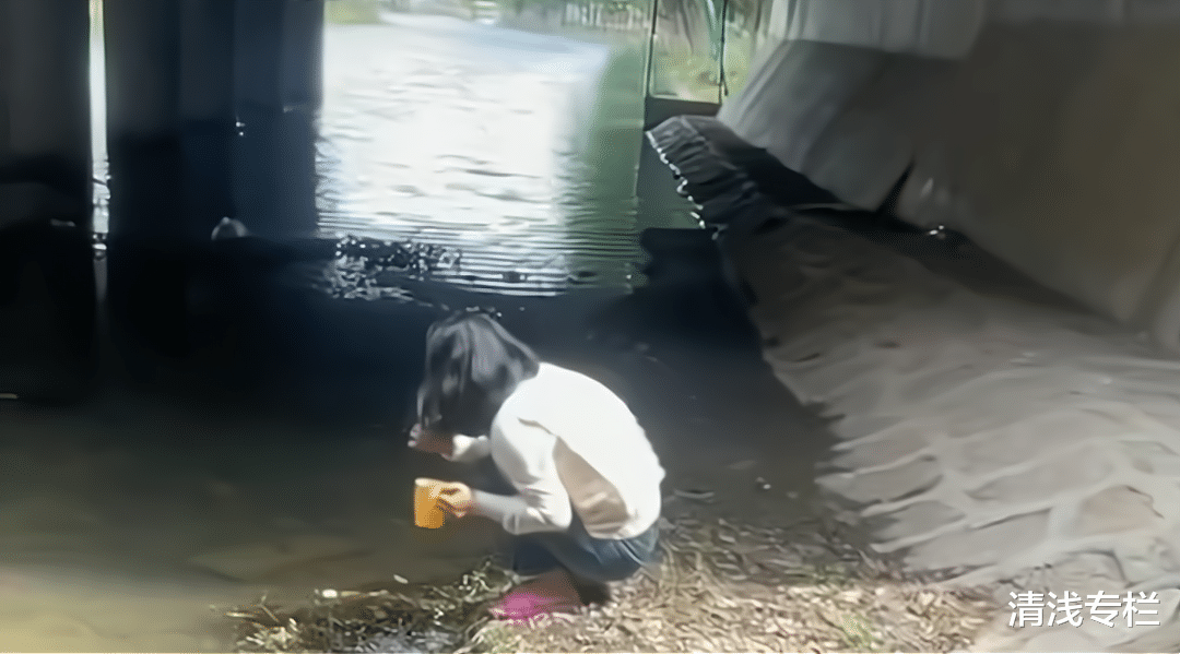 南京|女子流浪在外,没钱只能住桥洞,用河水洗漱时被一男子看见后收留