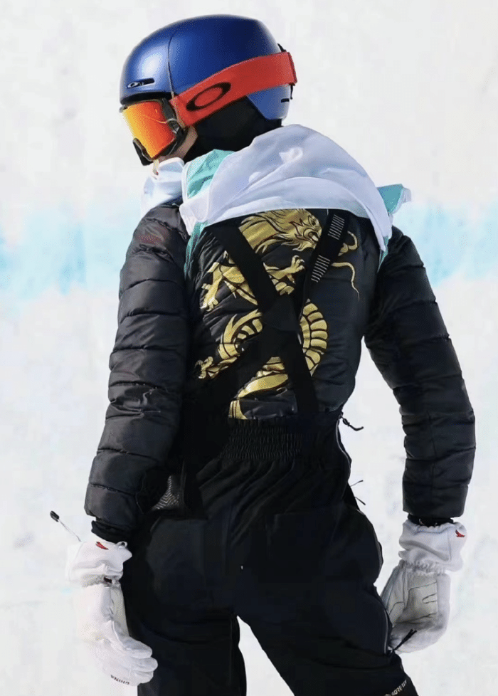 谷爱凌|谷爱凌三里屯活动生图曝光，穿金龙羽绒服笑容洋溢，噘嘴卖萌元气满满