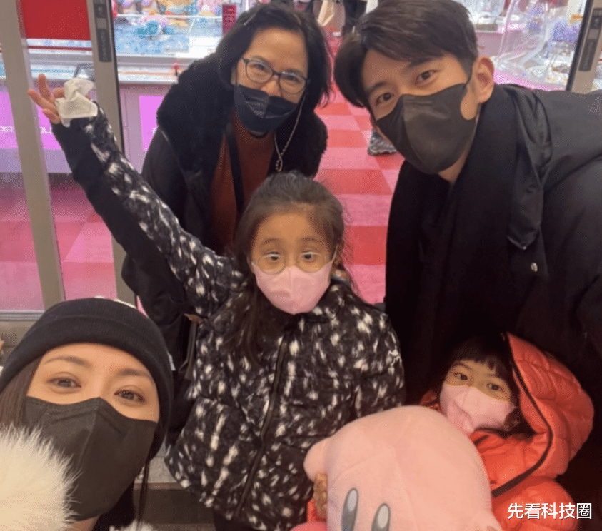 贾静雯|贾静雯晒全家福！俩女儿一个像爸一个似妈，梧桐妹缺席聚会太叛逆