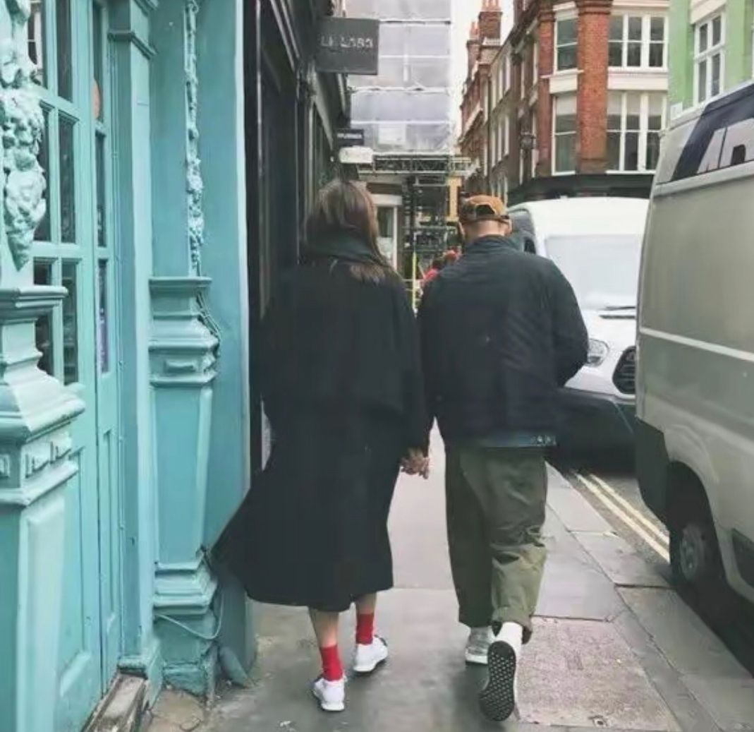 余文乐|余文乐牵手老婆亮相，胡子拉碴胖成油腻大叔，王棠云披西装像贵妇