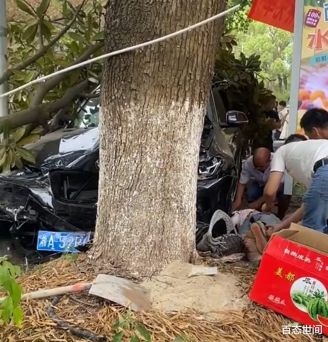 长沙女老师开宝马在校园开启“推土机”模式,人被撞飞,树被撞断