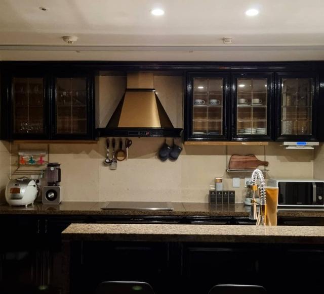 200大平层,得亏是顶楼,客餐厅装成暗黑系,显得又酷又高级!