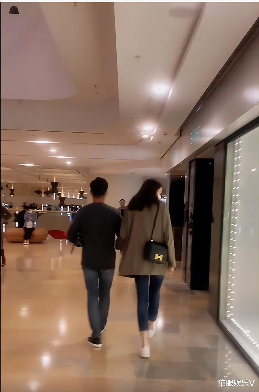 佘诗曼|42岁熊黛林跟老公逛商场,全程挽手太恩爱,个子高挑身材火辣