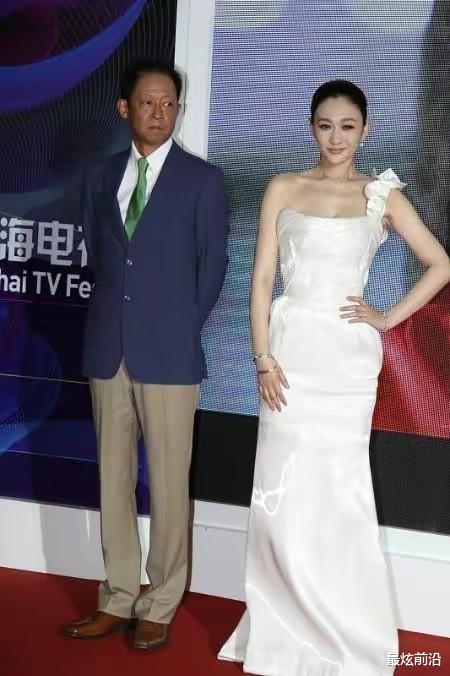 王志文带家人出门，红外套配休闲裤老了不少，老婆倒是挺年轻时尚