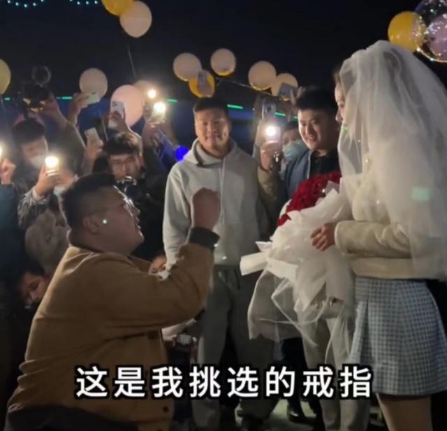 求婚|双喜临门？千万级网红猴哥求婚现场曝光，女方穿平底鞋被猜测怀孕
