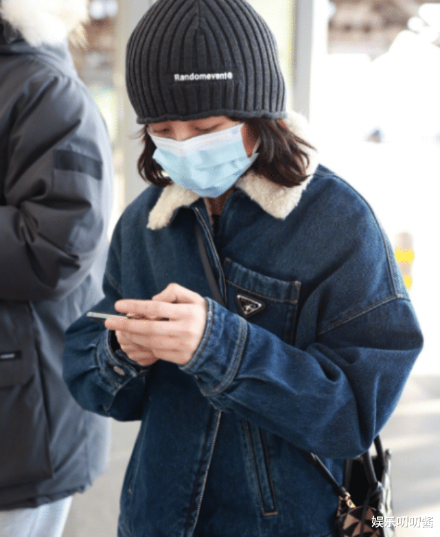 张子枫|张子枫风波后首现身，眼神“无助”获暖心揽肩，不用手机壳疑回应